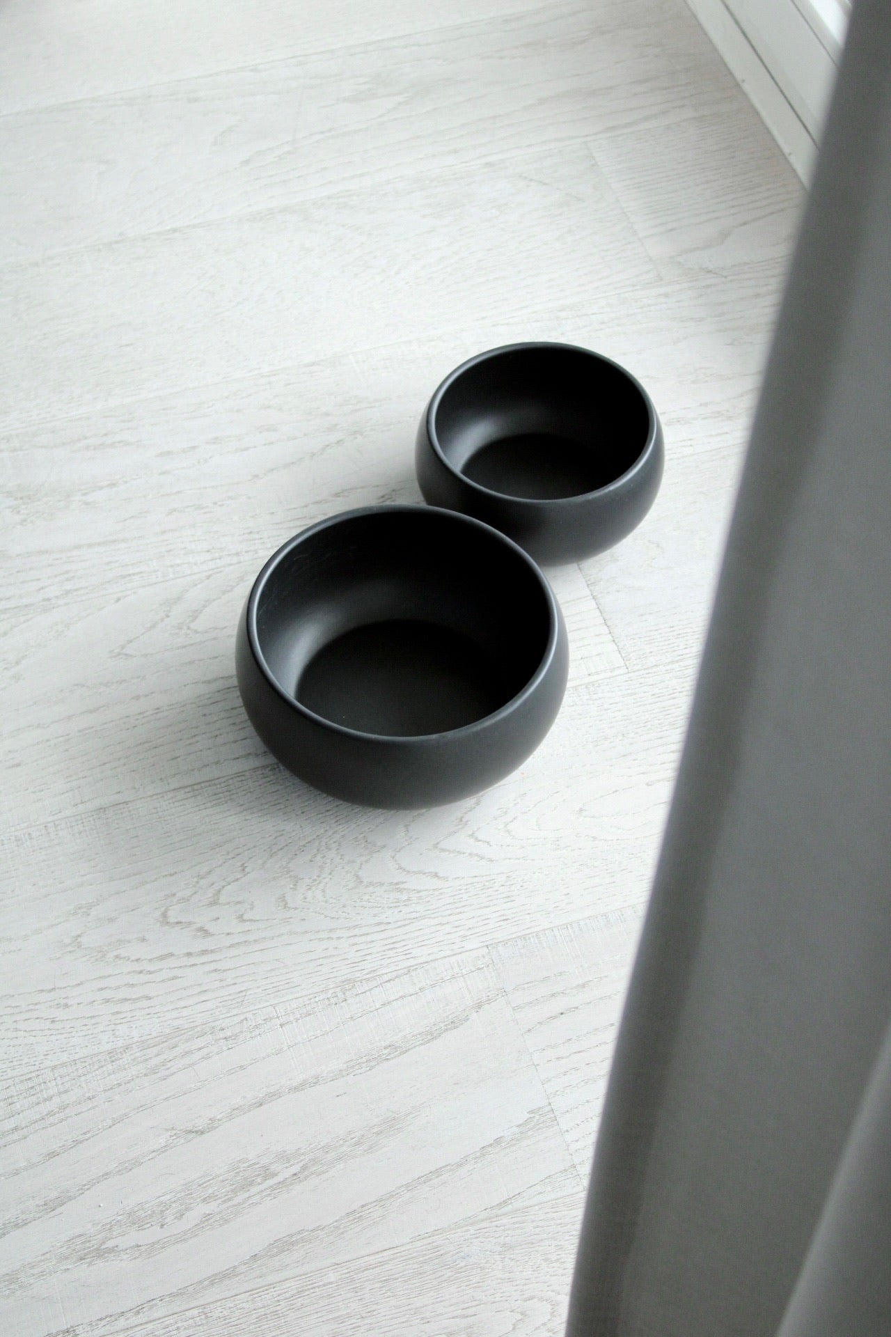 schwarze hundenaepfe aus keramik mit bauchiger form von hej.mo