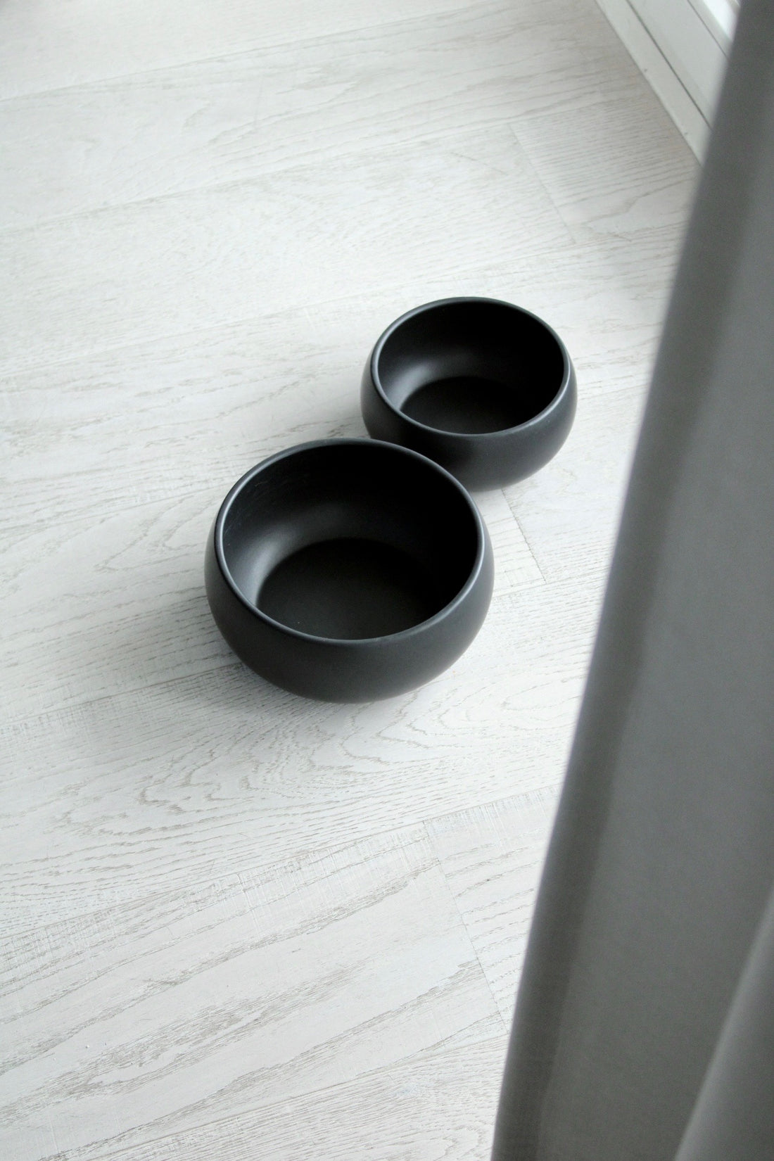 grosser und kleiner fressnapf aus keramik in schwarz für hunde von hejmo