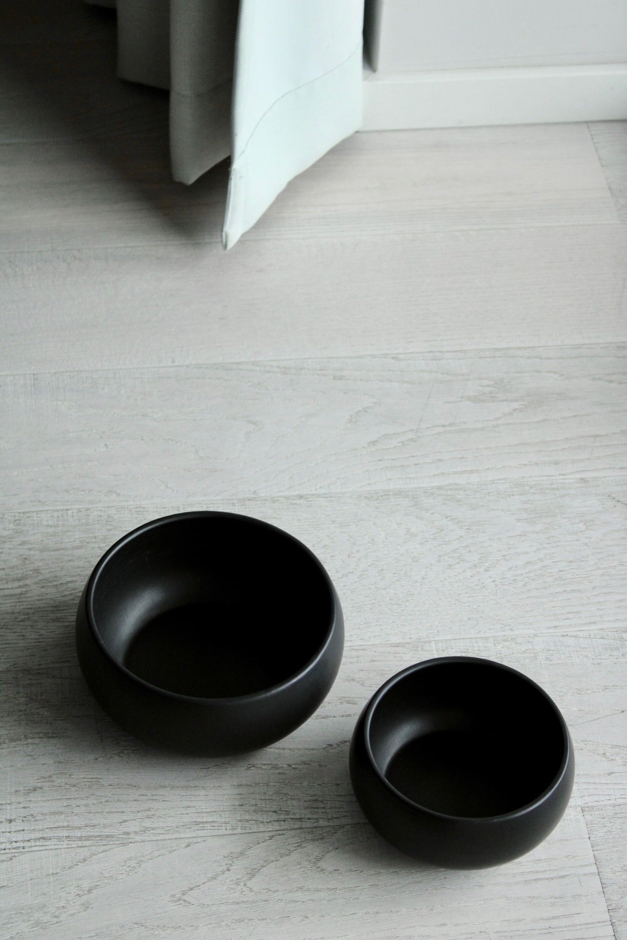 schwarzer hundenapf aus keramik mit bauchiger form von hej.mo