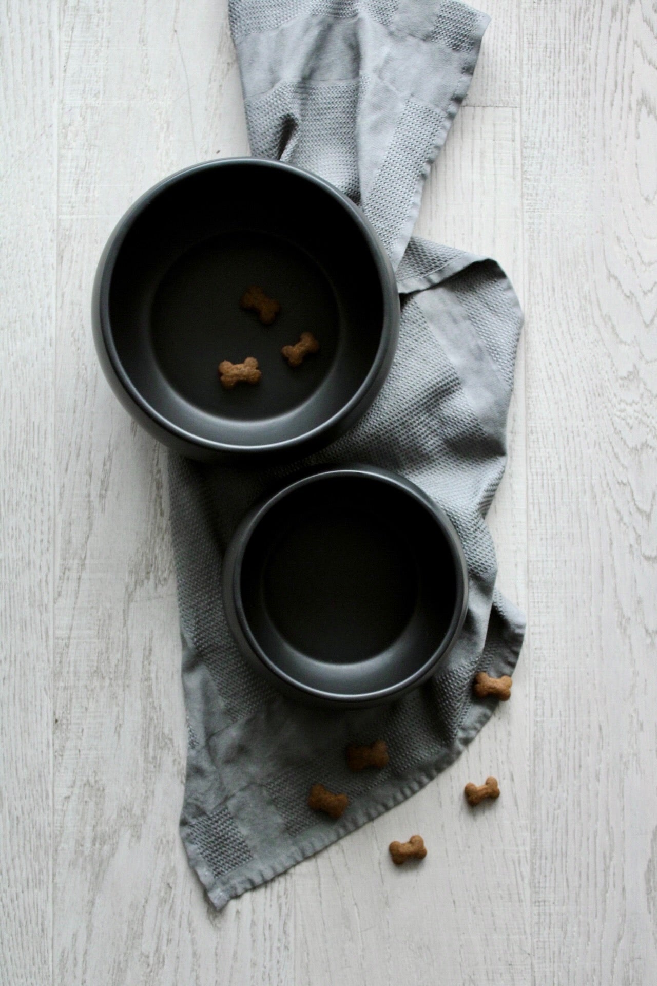 schwarzer hundenapf aus keramik mit bauchiger form von hej.mo