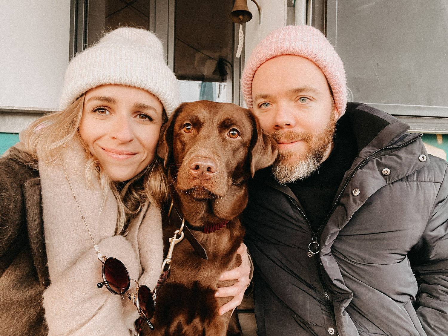 gruender vom onlineshop hejmo zusammen mit hund molly