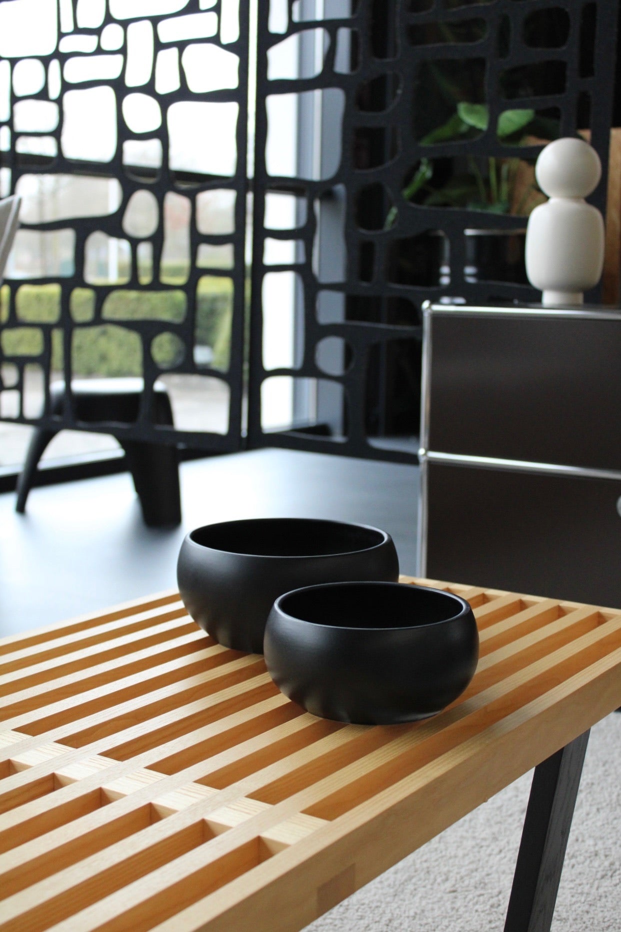 grosser und kleiner fressnapf aus keramik in schwarz für hunde von hejmo