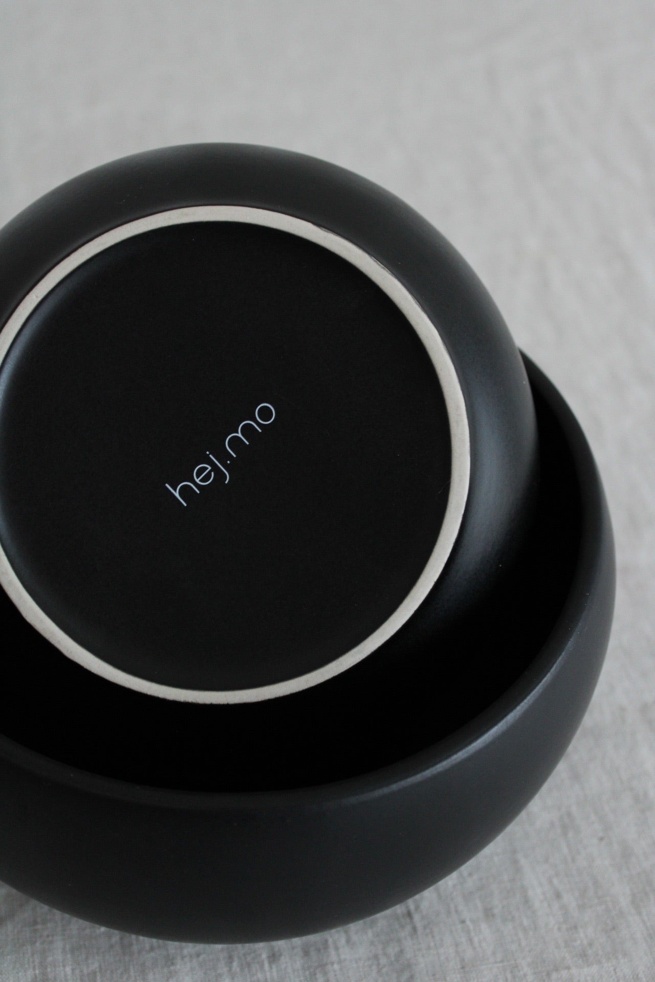 grosser und kleiner fressnapf aus keramik in schwarz für hunde von hejmo