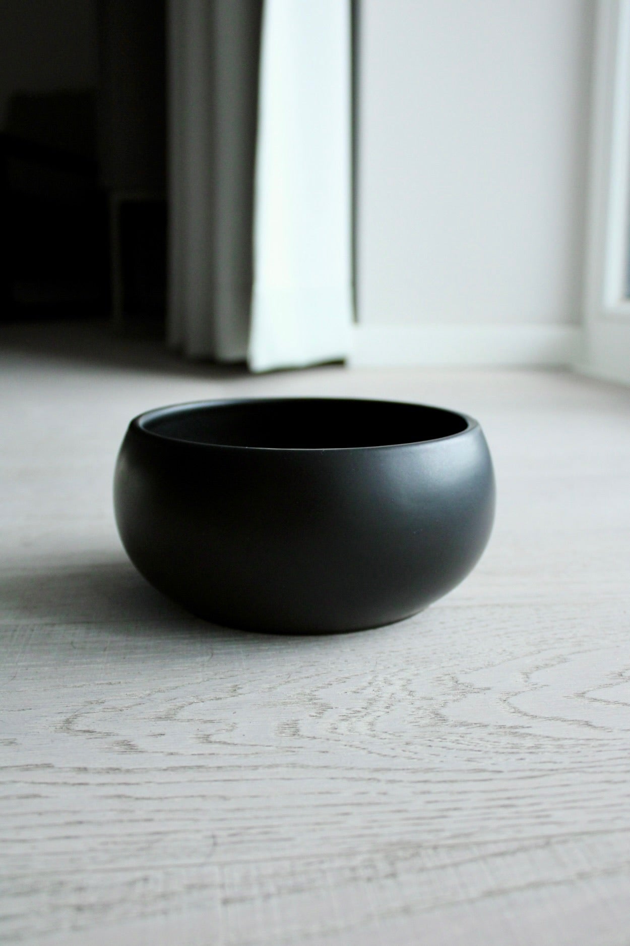schwarzer hundenapf aus keramik mit bauchiger form von hej.mo