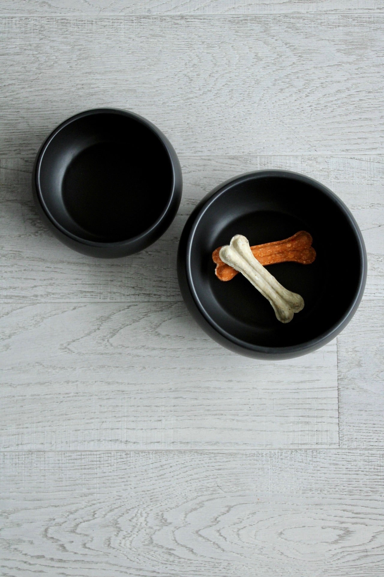 schwarzer hundenapf aus keramik mit bauchiger form von hej.mo