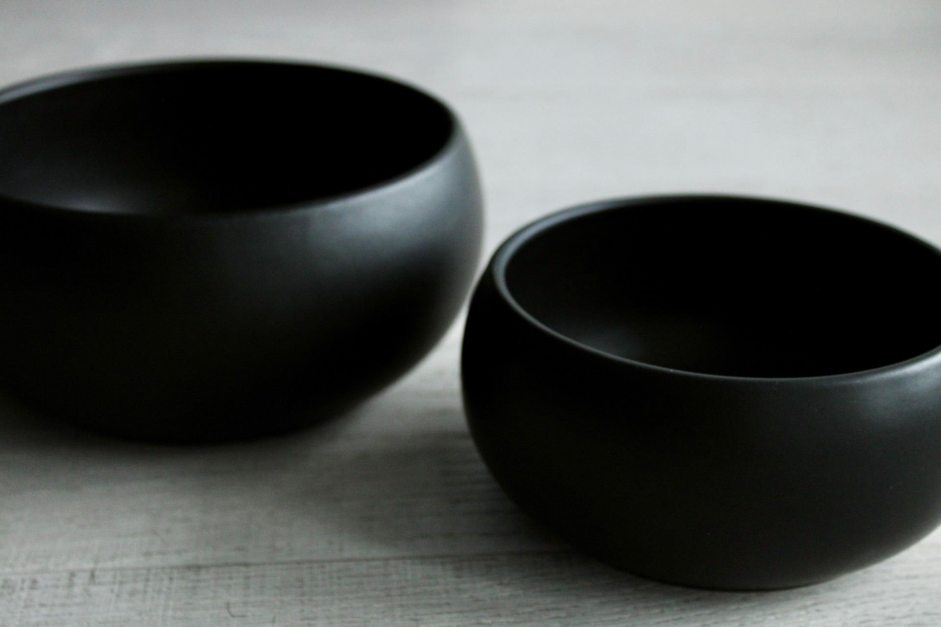 grosser und kleiner fressnapf aus keramik in schwarz für hunde von hejmo